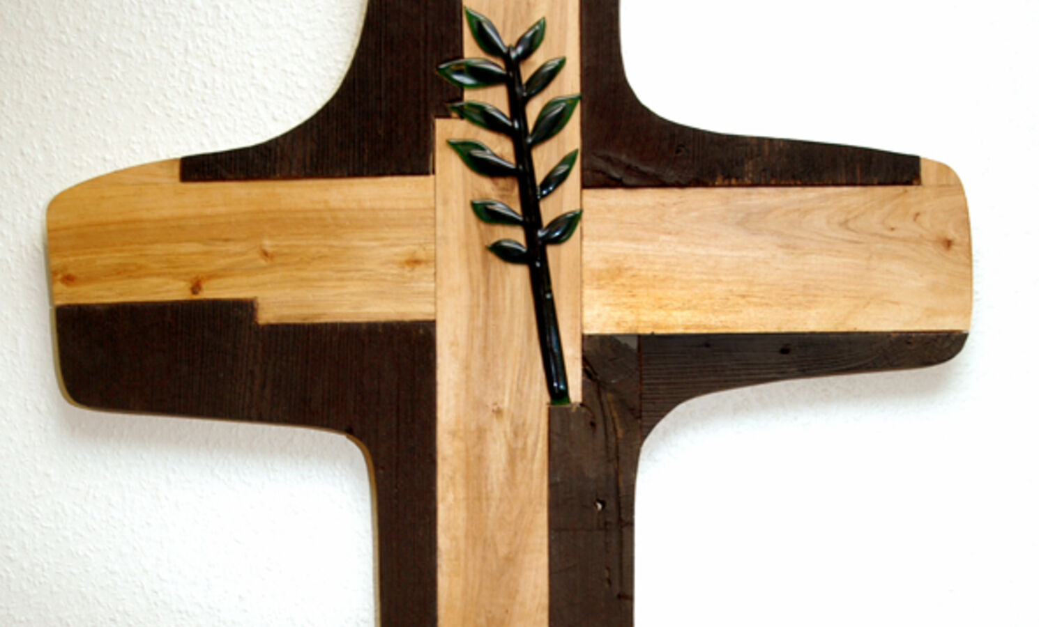 Kreuz aus verschiedenen Materialien